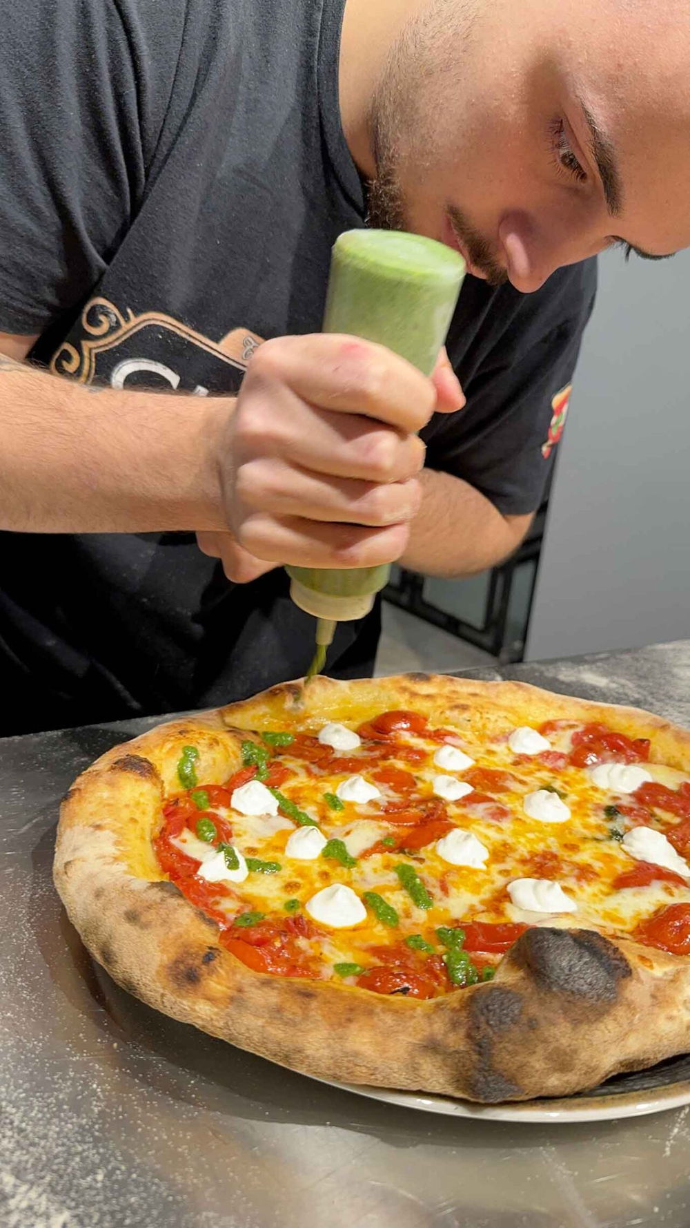 la preparazione della pizza Scarpariello della pizzeria Casa Balbi a Napoli