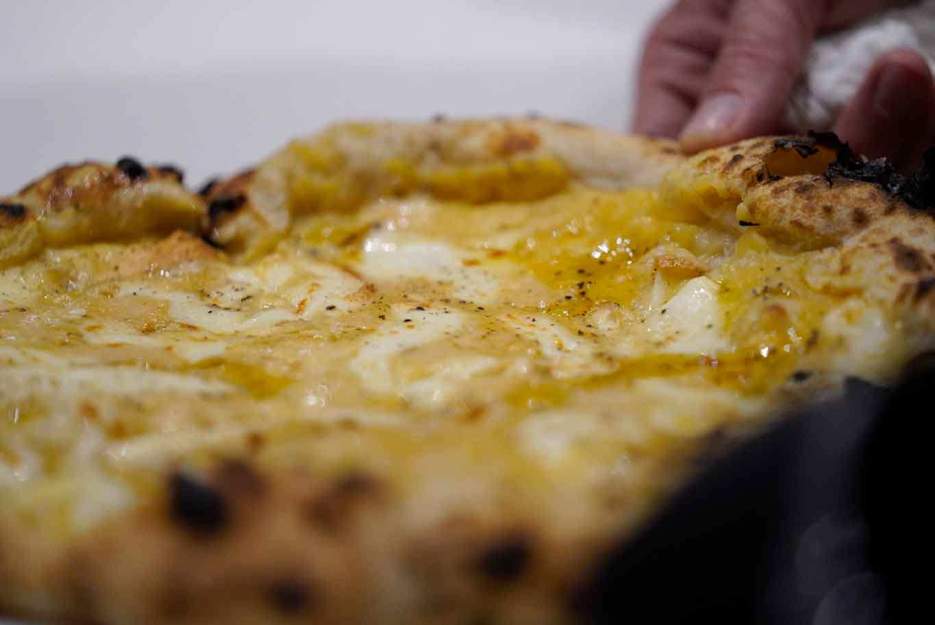 Le migliori pizze di 50 Kalò a piazza Sannazaro: amerai pure la fila