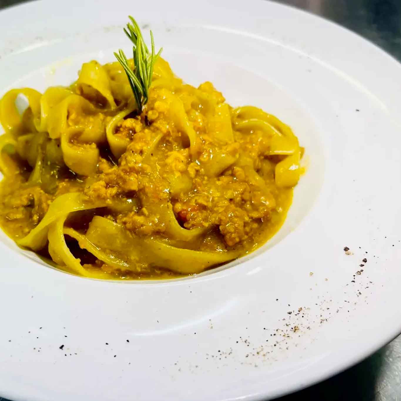 tagliatelle al ragu di cinta senese di agriosteria del frantoio a Scandicci, trattoria fuori Firenze