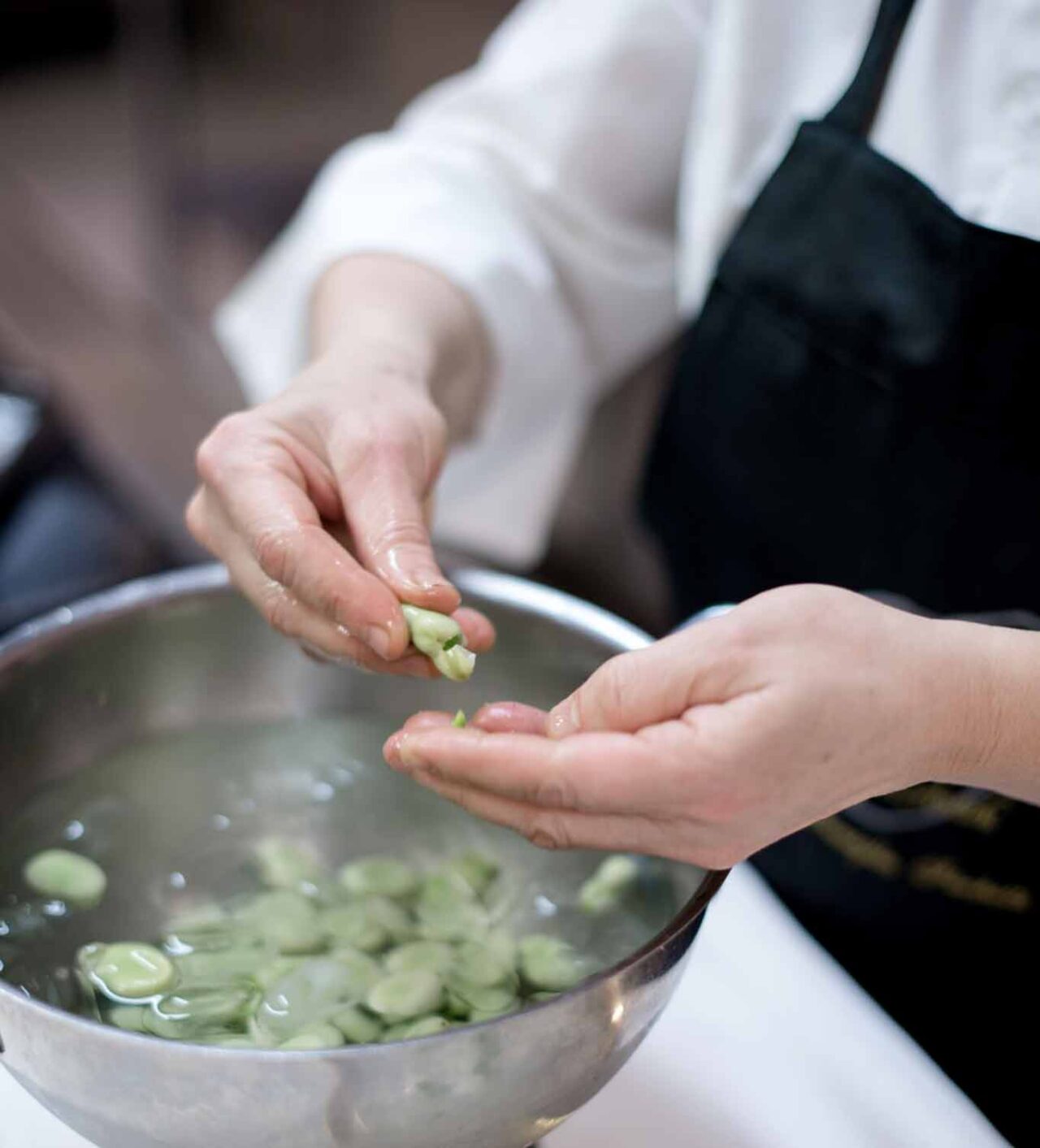 la serata speciale con Massimo Bottura a Palazzo Petrucci a Napoli: le fave di Oasis Valle Saccarda