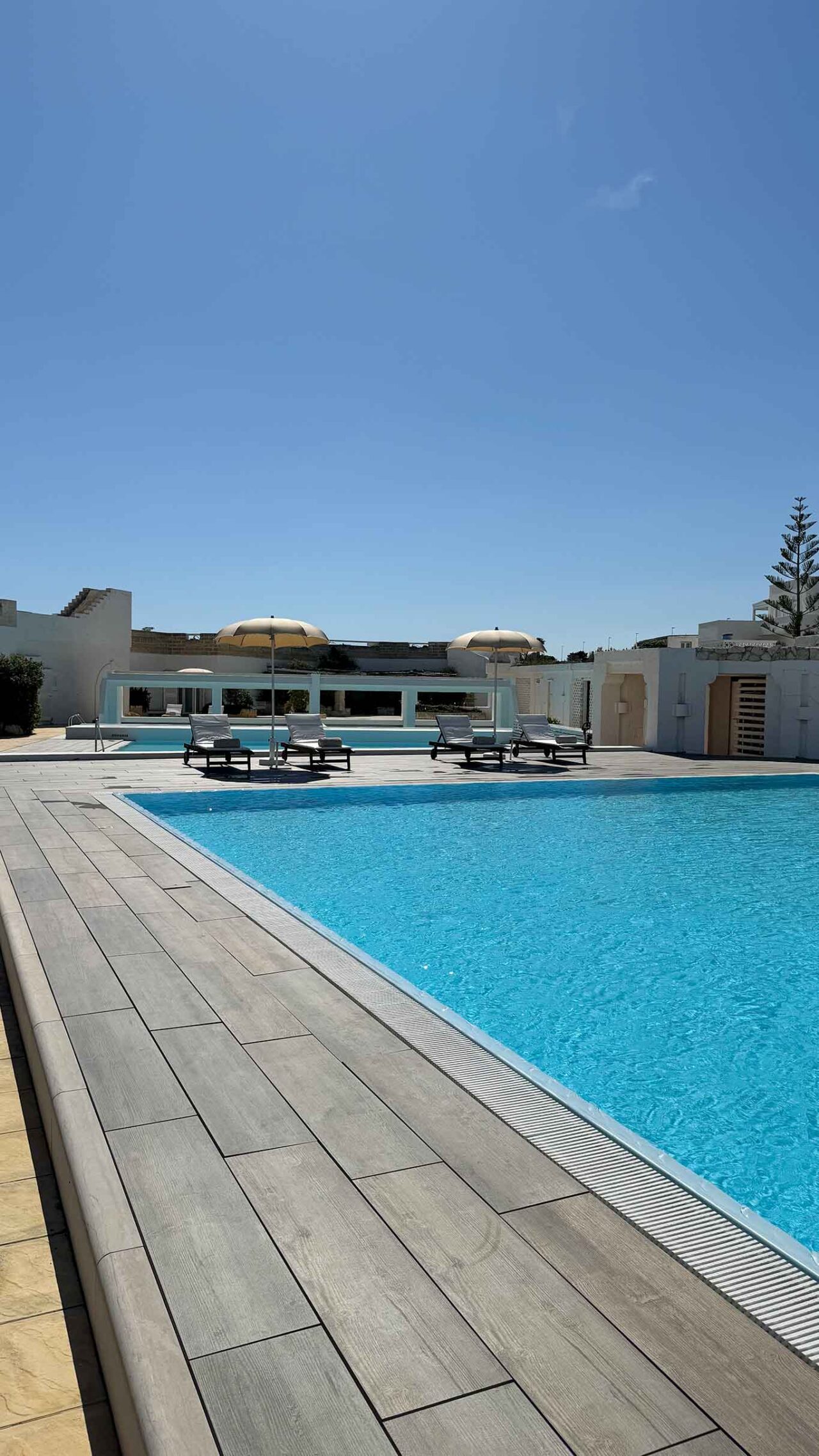 la piscina dell'hotel La Peschiera a Monopoli