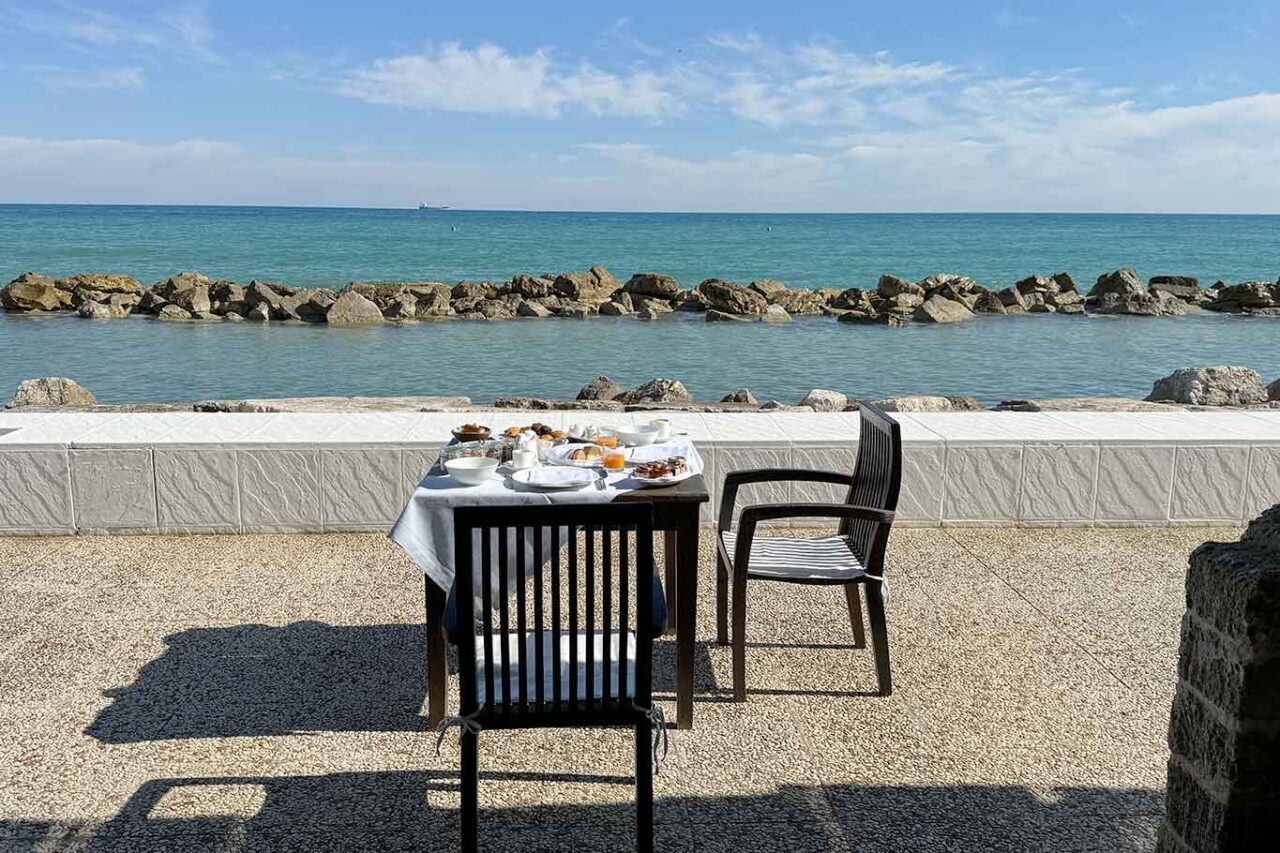 la colazione sul mare all'hotel La Peschiera a Monopoli