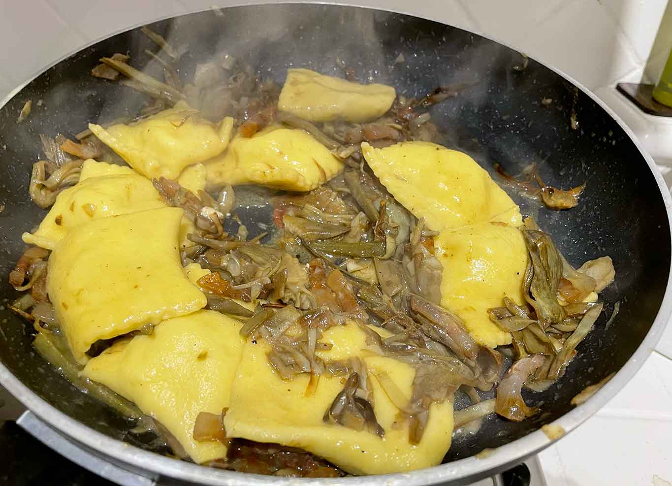 Salto i ravioli nel condimento per un paio di minuti e metto un giro d’olio a crudo buono.