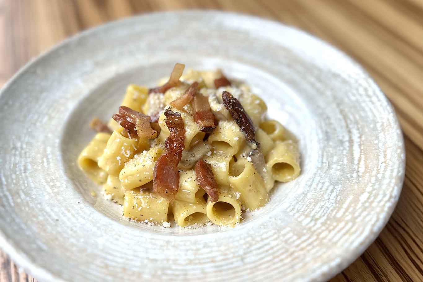 Mezze maniche alla carbonara, la ricetta dal cuore di Roma