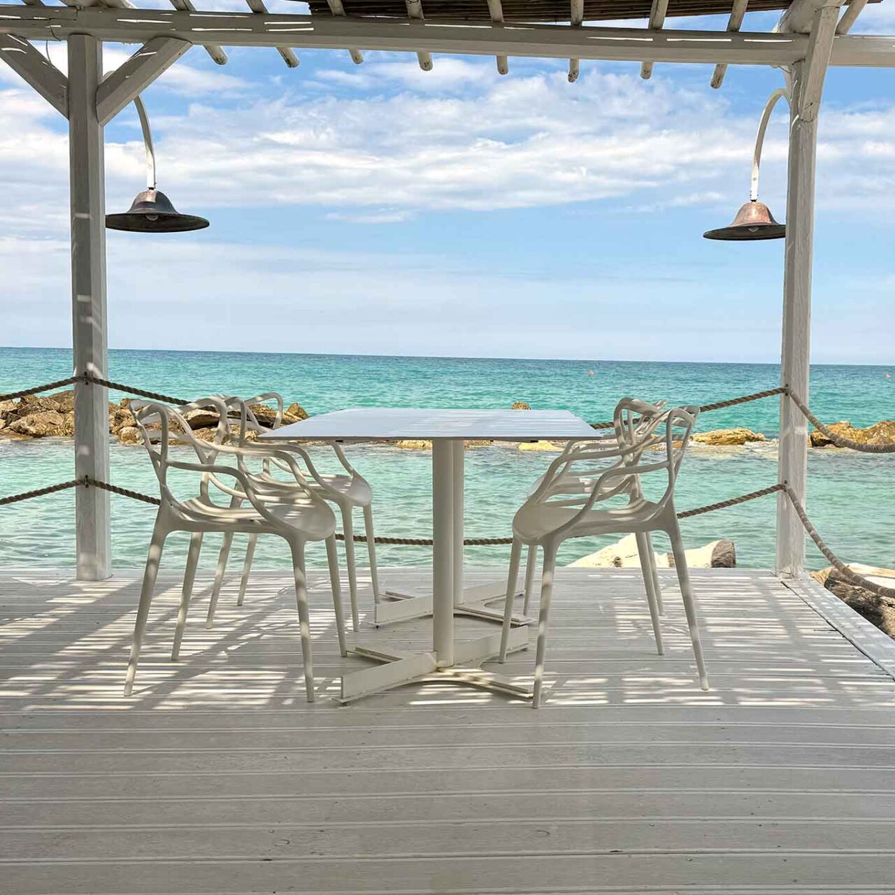 la terrazza all'aperto del ristorante Saleblu dell'hotel La Peschiera a Monopoli