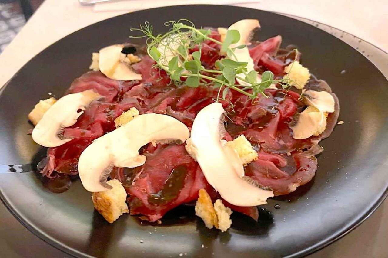 il carpaccio del ristorante Crocevia Locanda Carsica Contemporanea a Trieste 