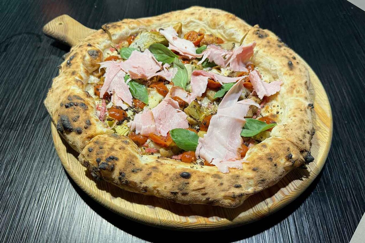 La pizza Capricciosa di Salvatore Lioniello a Succivo