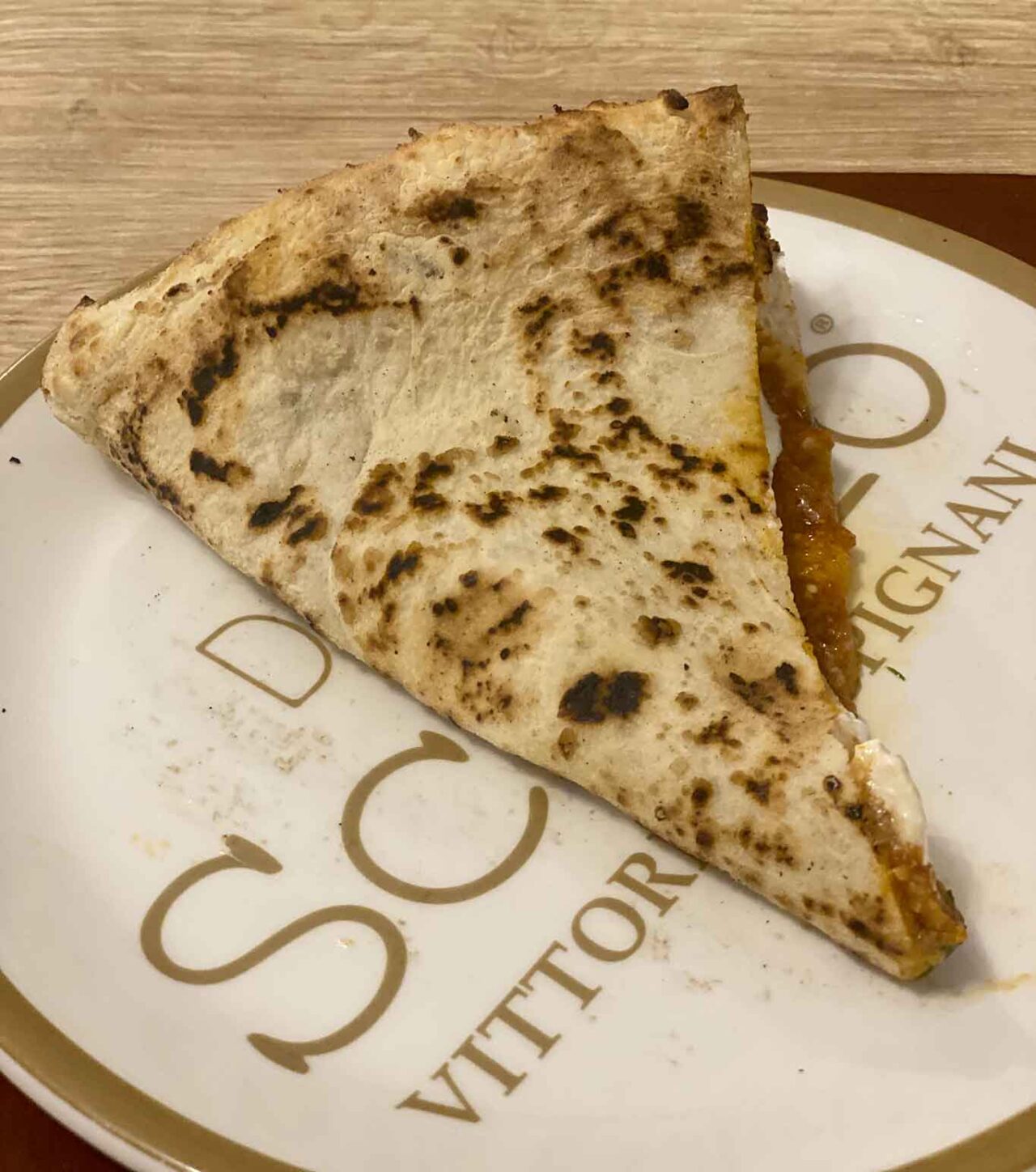 la pizza parmigiana stracciata della pizzeria Decimo Scalo a Caserta