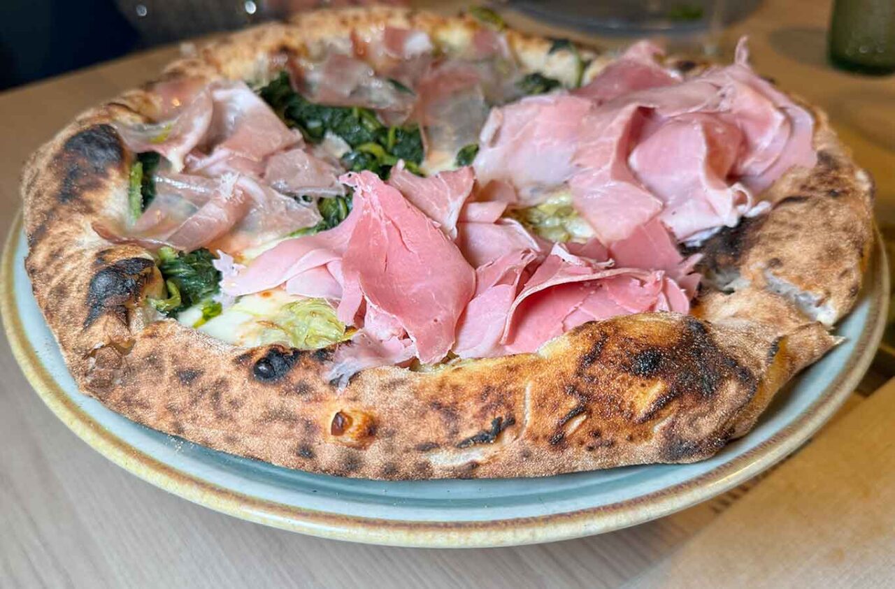 la pizza con il prosciutto della pizzeria Saccharum ad Altavilla Milicia 