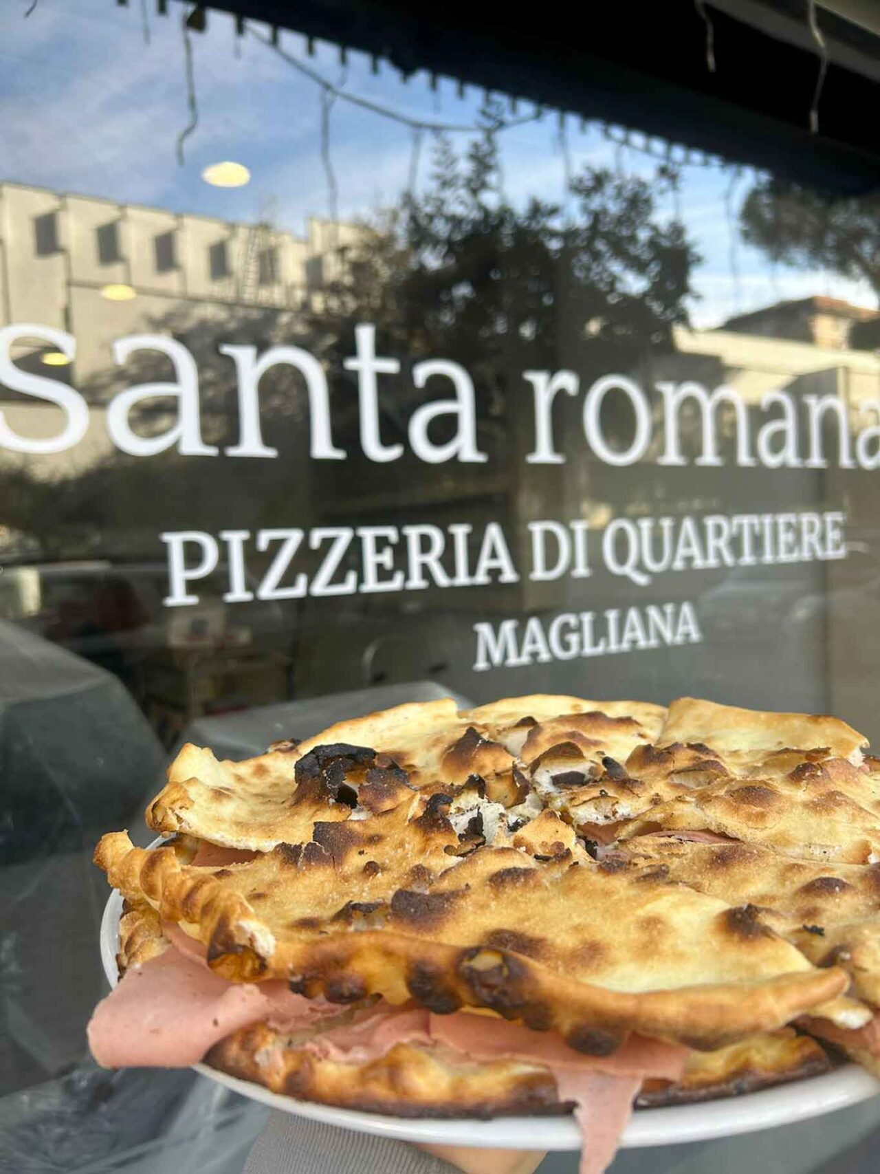 la pizza con la mortazza della pizzeria Santa Romana a Roma