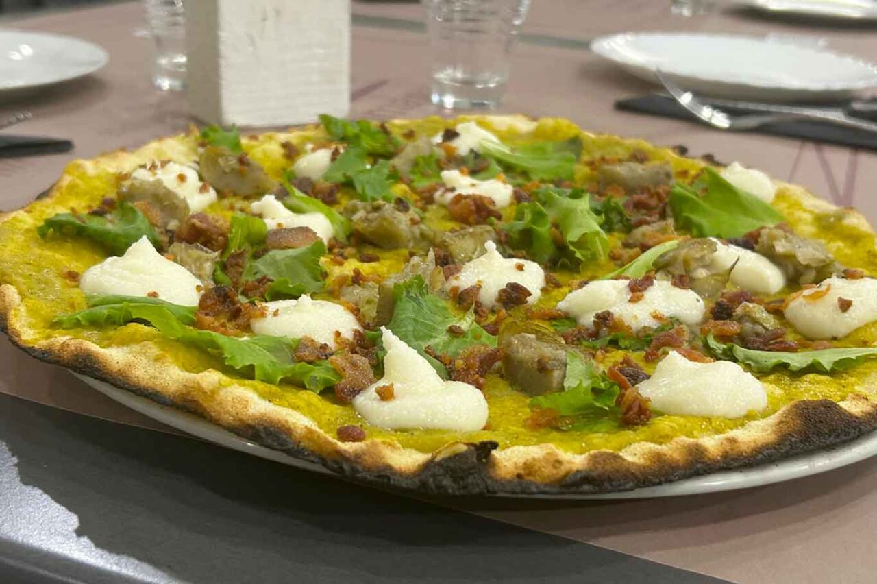 la pizza vignarola della pizzeria Santa Romana a Roma