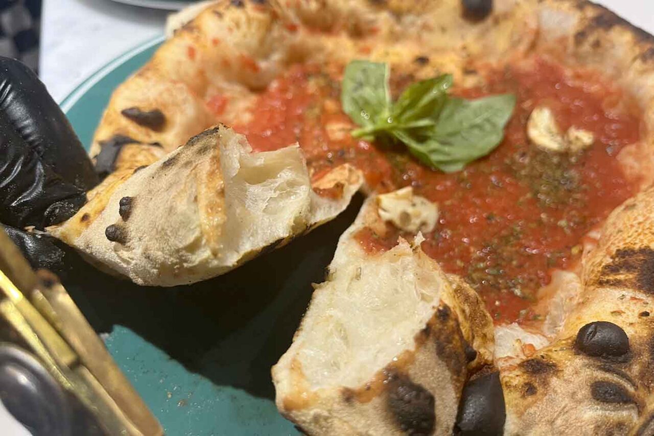 la pizza marinara della pizzeria di Vincenzo Capuano a Torino