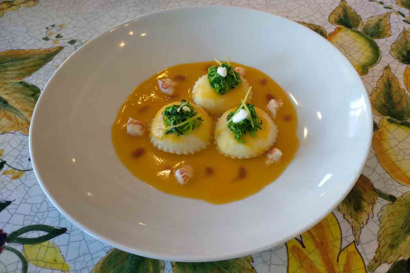 Ravioli capresi, ricetta di mare con gamberi, zucchine e i suoi fiori