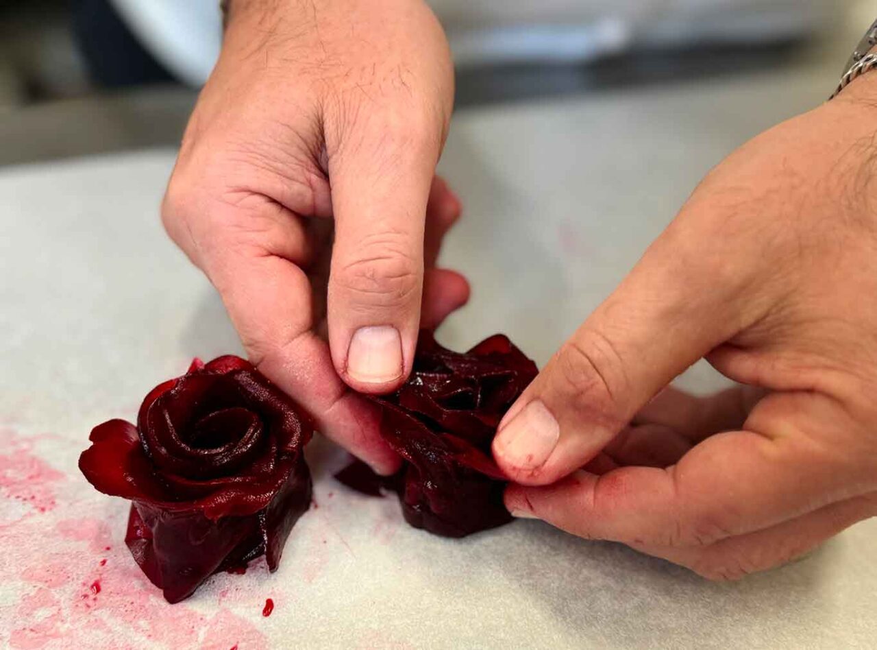 ricetta rosa di barbabietola rossa con crema di formaggio: come formarla