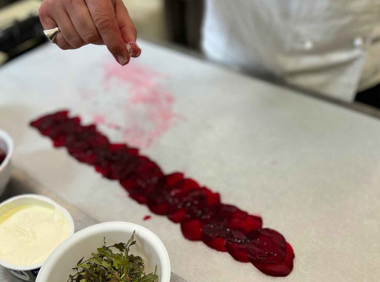 ricetta rosa di barbabietola rossa con crema di formaggio: lamelle