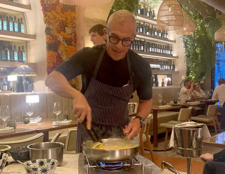 Max Mariola apre sul lungomare di Napoli