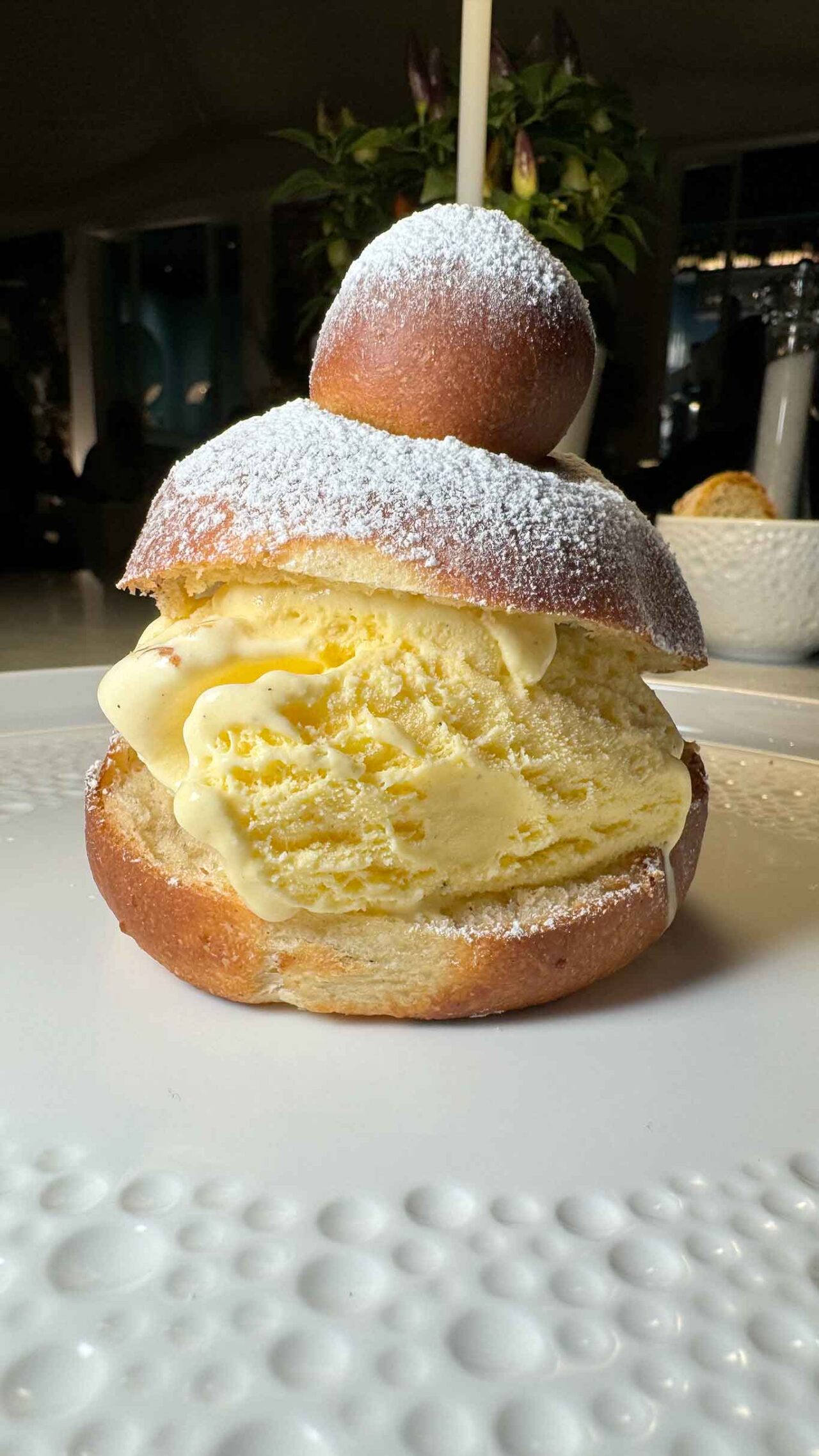 la brioche con il gelato de Il Borgo bistrot di mare ad Acciaroli 