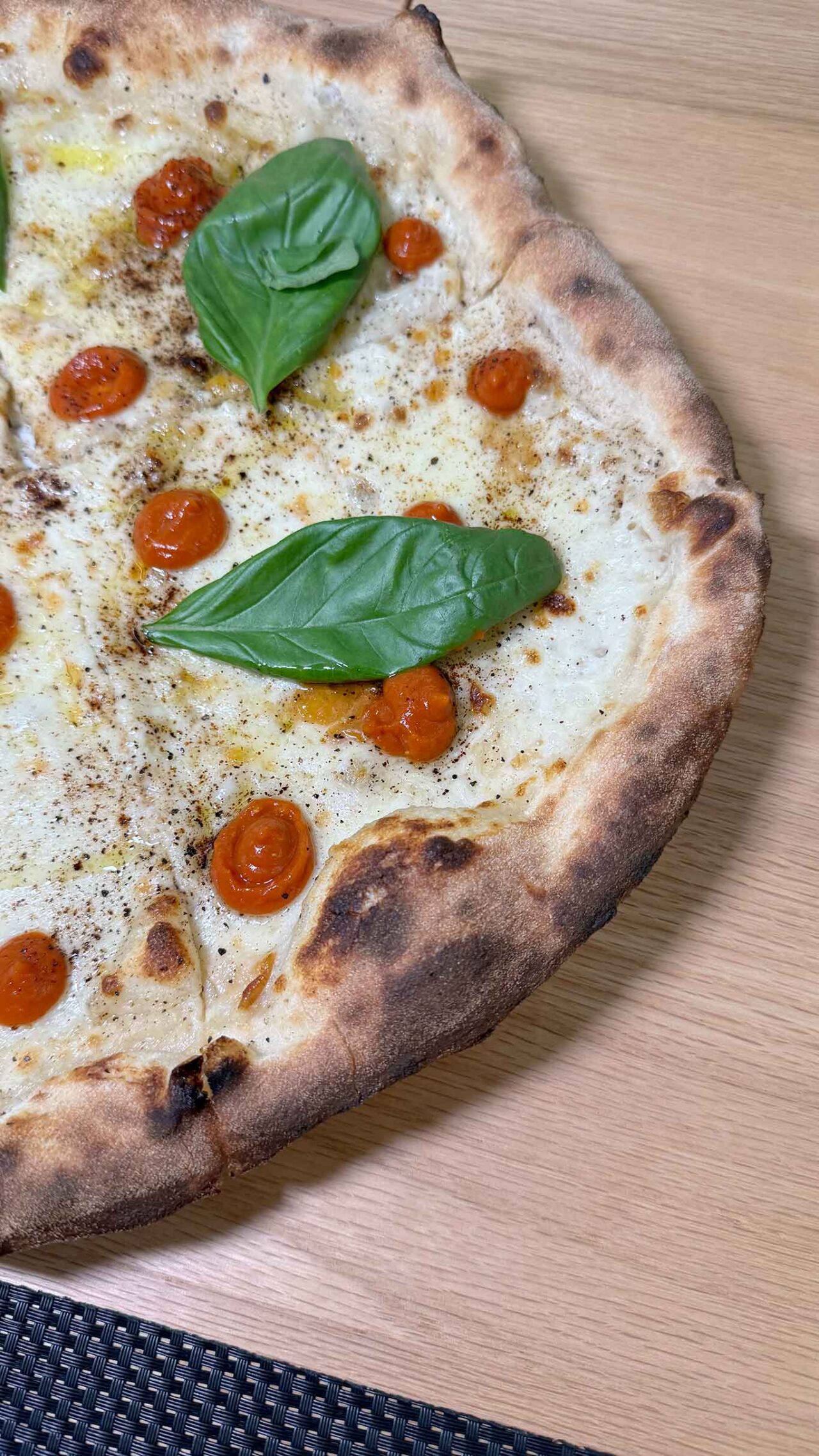 La pizza provola e pepe a modo mio della pizzeria Bro di Napoli