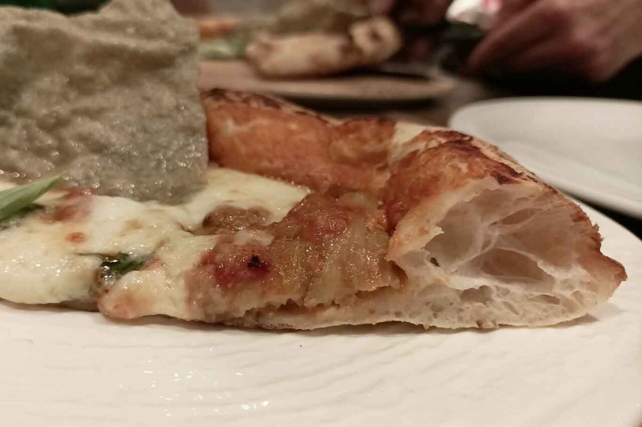 il cornicione della pizza assoluto di parmigiana della pizzeria I Masanielli di Sasà Martucci a Caserta