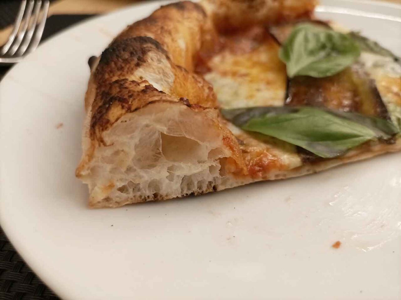 la pizza si è bruciata la parmigiana della pizzeria La Bolla a Caserta