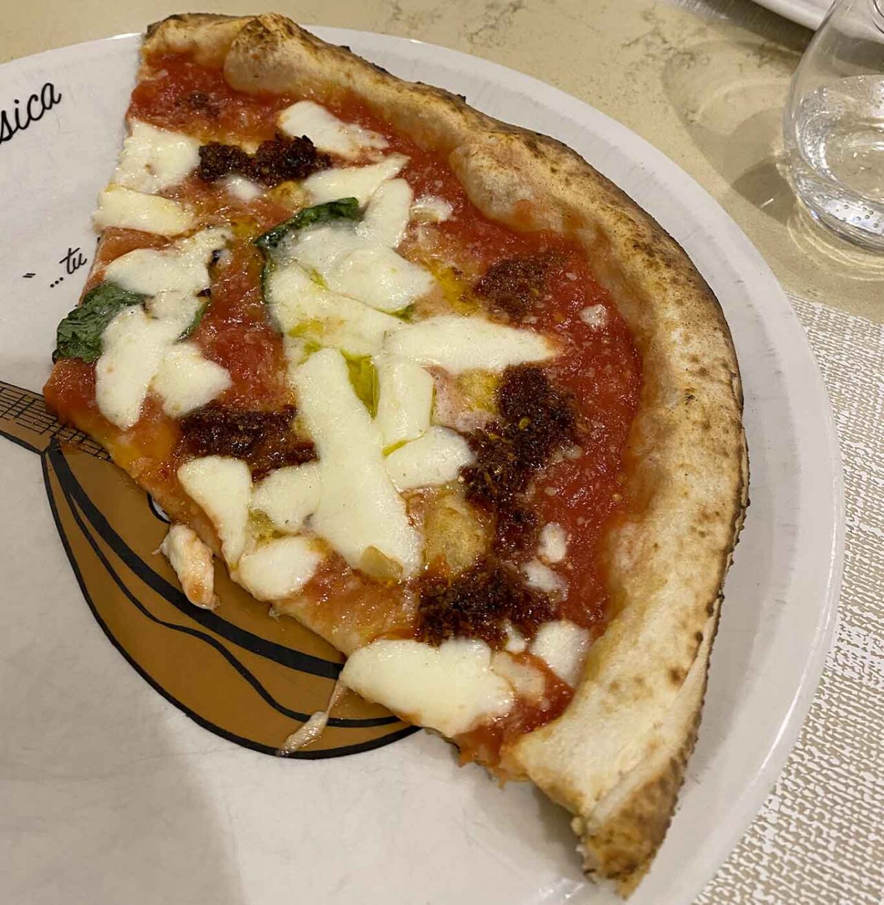 pizzeria La Notizia 53 a Napoli pizza diavola fetta