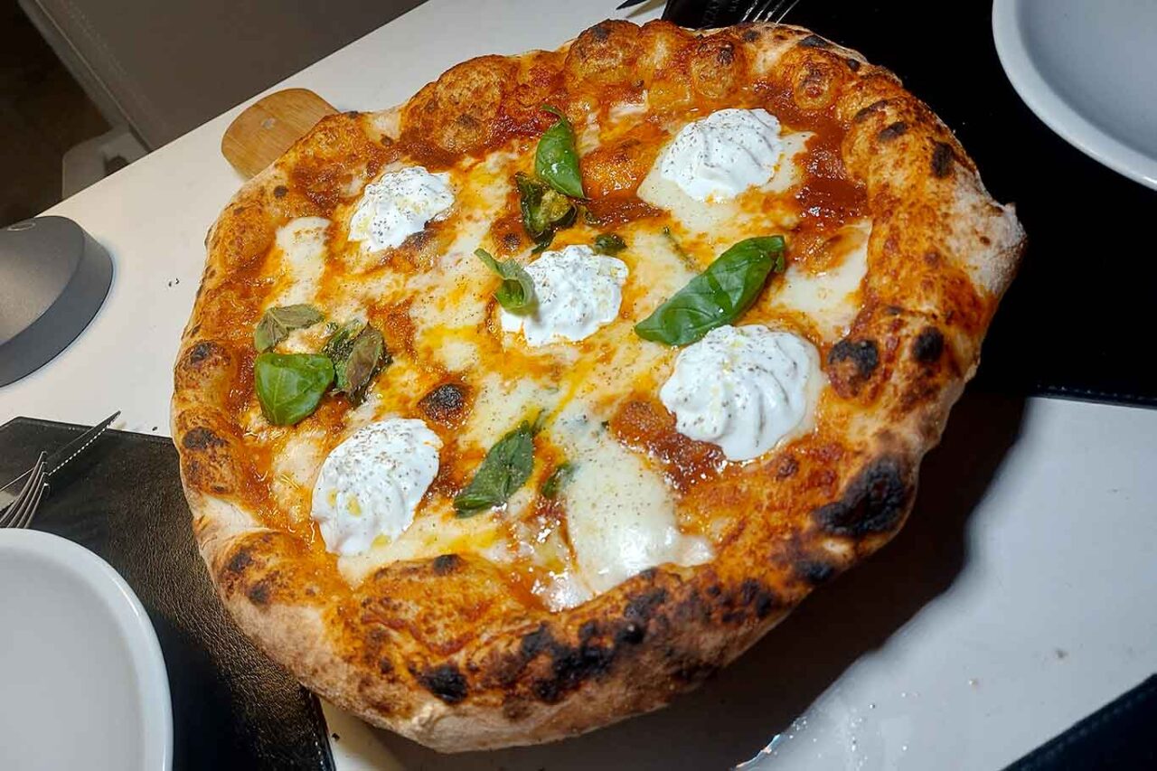 pizzeria Palazzo Petrucci a Napoli pizza iconica