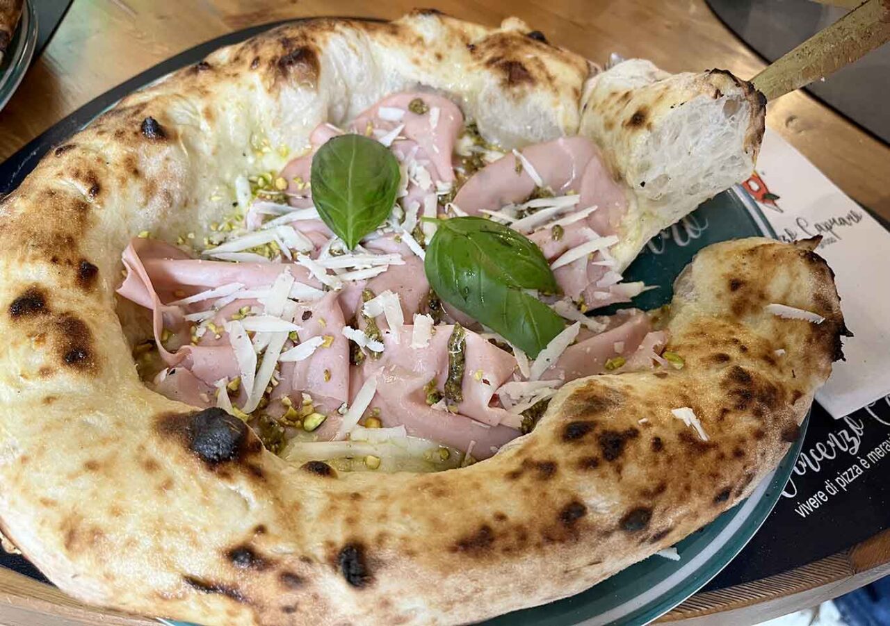 pizza tetti illuminati alla pizzeria Vincenzo Capuano a La Spezia