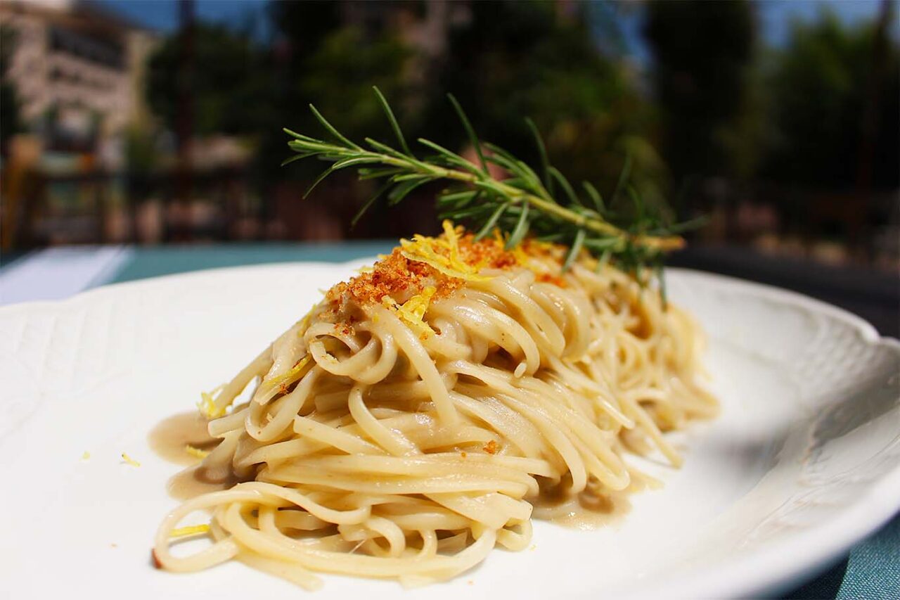 Taglierini Pasta Fabbri con burro e acciughe al ristorante Casa Memà