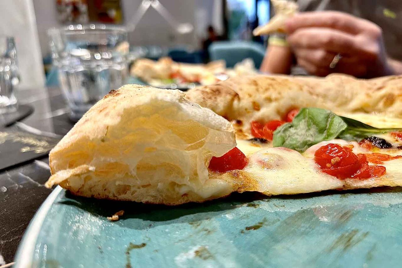 la pizza filetto di pomodoro di Vincenzo Capuano a Napoli cornicione