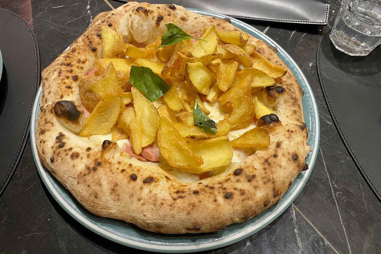 la pizza würstel e patatine di Vincenzo Capuano al Campionato della Pizza 2024 in Campania 