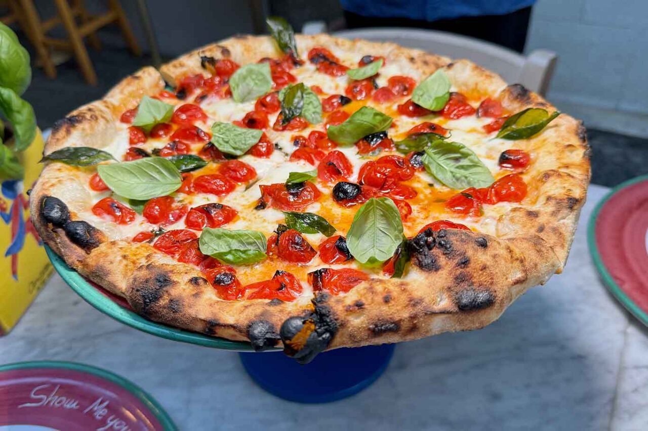 la pizza filetto di pomodoro della pizzeria Concettina ai Tre Santi a Napoli