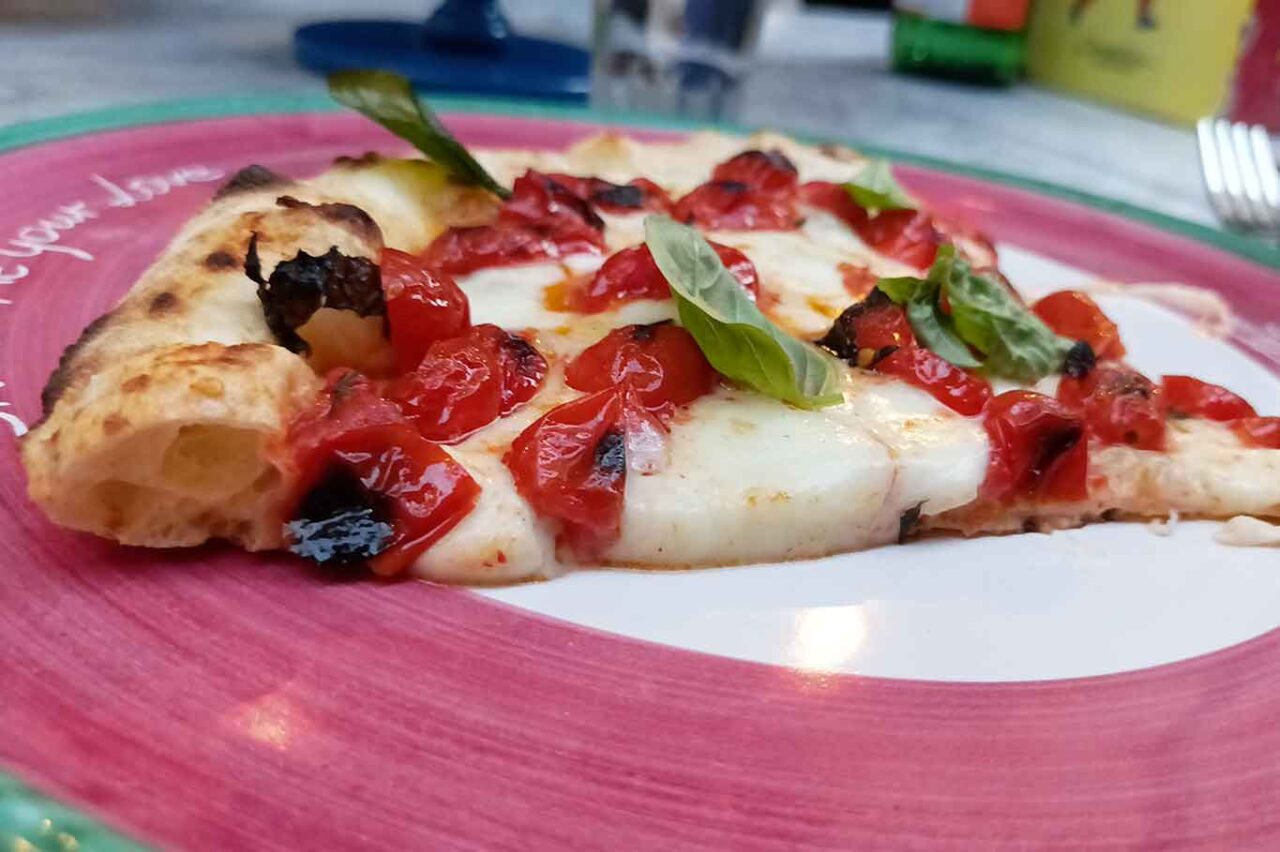 la pizza filetto di pomodoro della pizzeria Concettina ai Tre Santi a Napoli