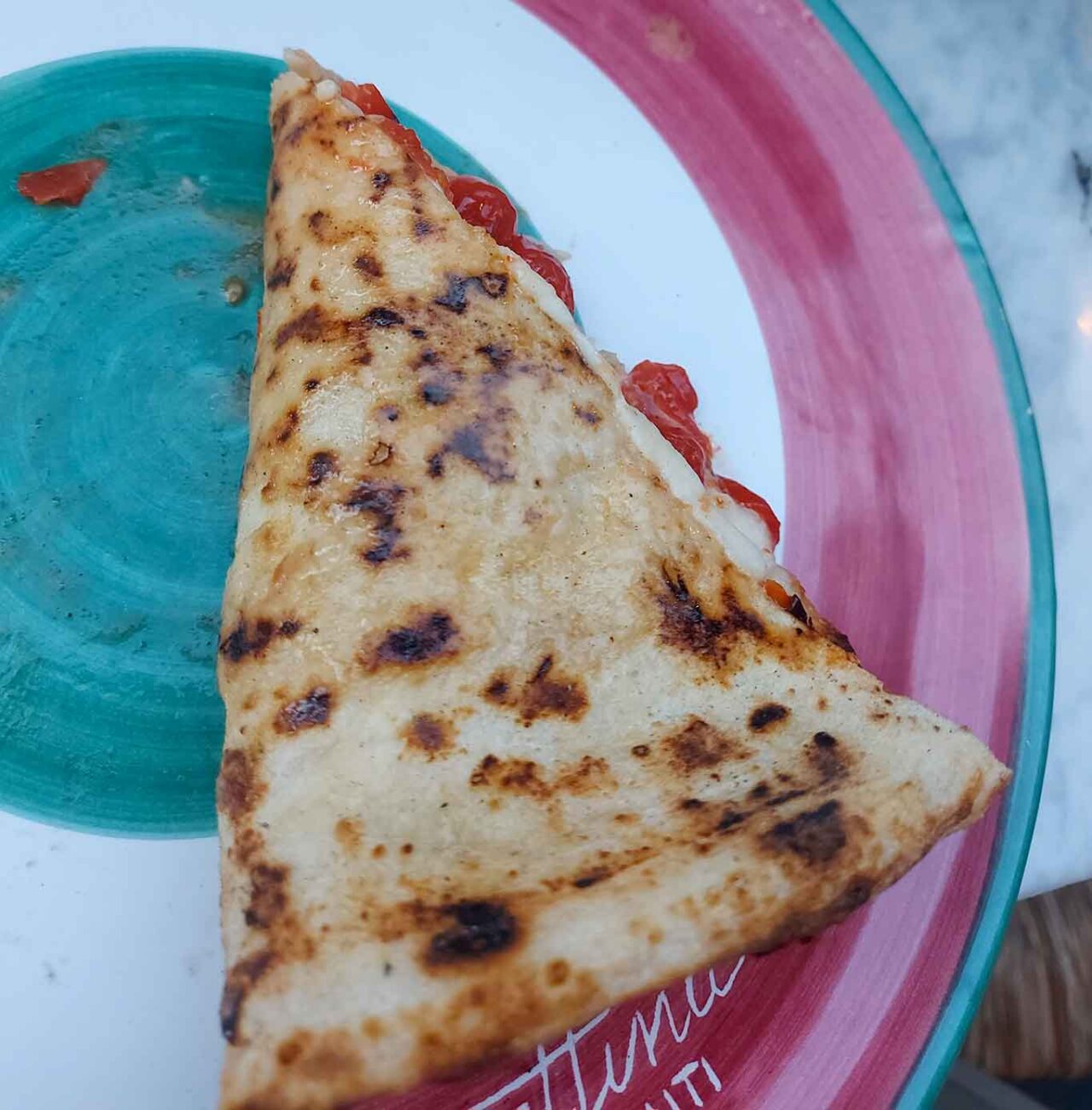 la cottura della pizza filetto di pomodoro della pizzeria Concettina ai Tre Santi a Napoli