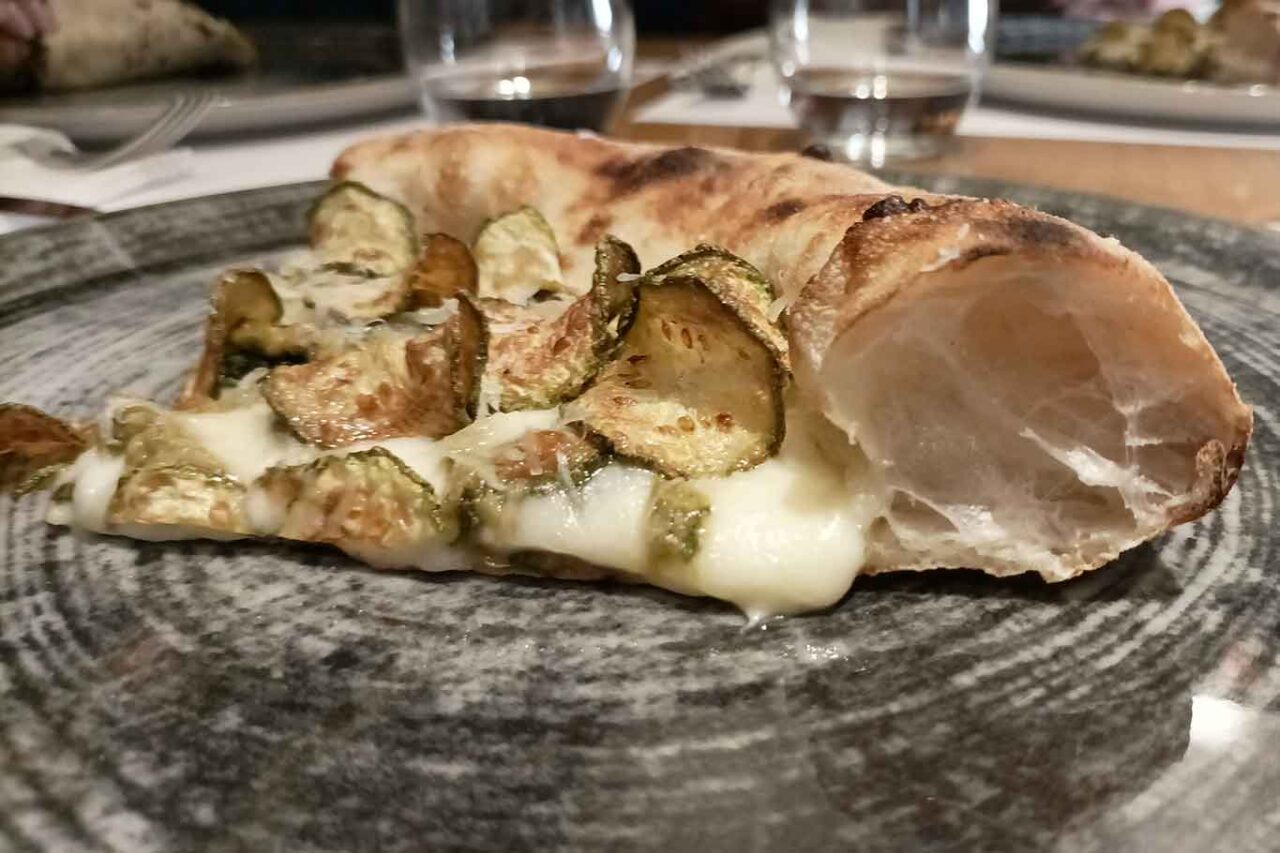 il cornicione della pizza Nerano di Marco D'Elia della pizzeria Gli Esposito a Salerno