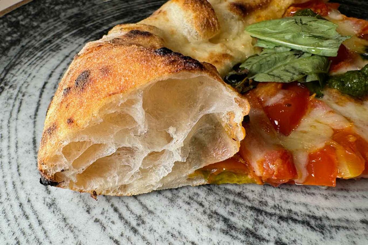 il cornicione della pizza filetto di pomodoro di Marco D'Elia della pizzeria Gli Esposito a Salerno