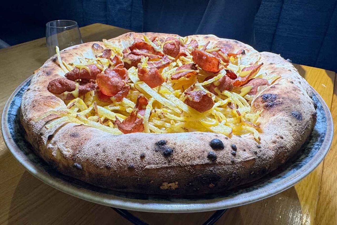 la pizza würstel e patatine di Marco D'Elia della pizzeria Gli Esposito a Salerno