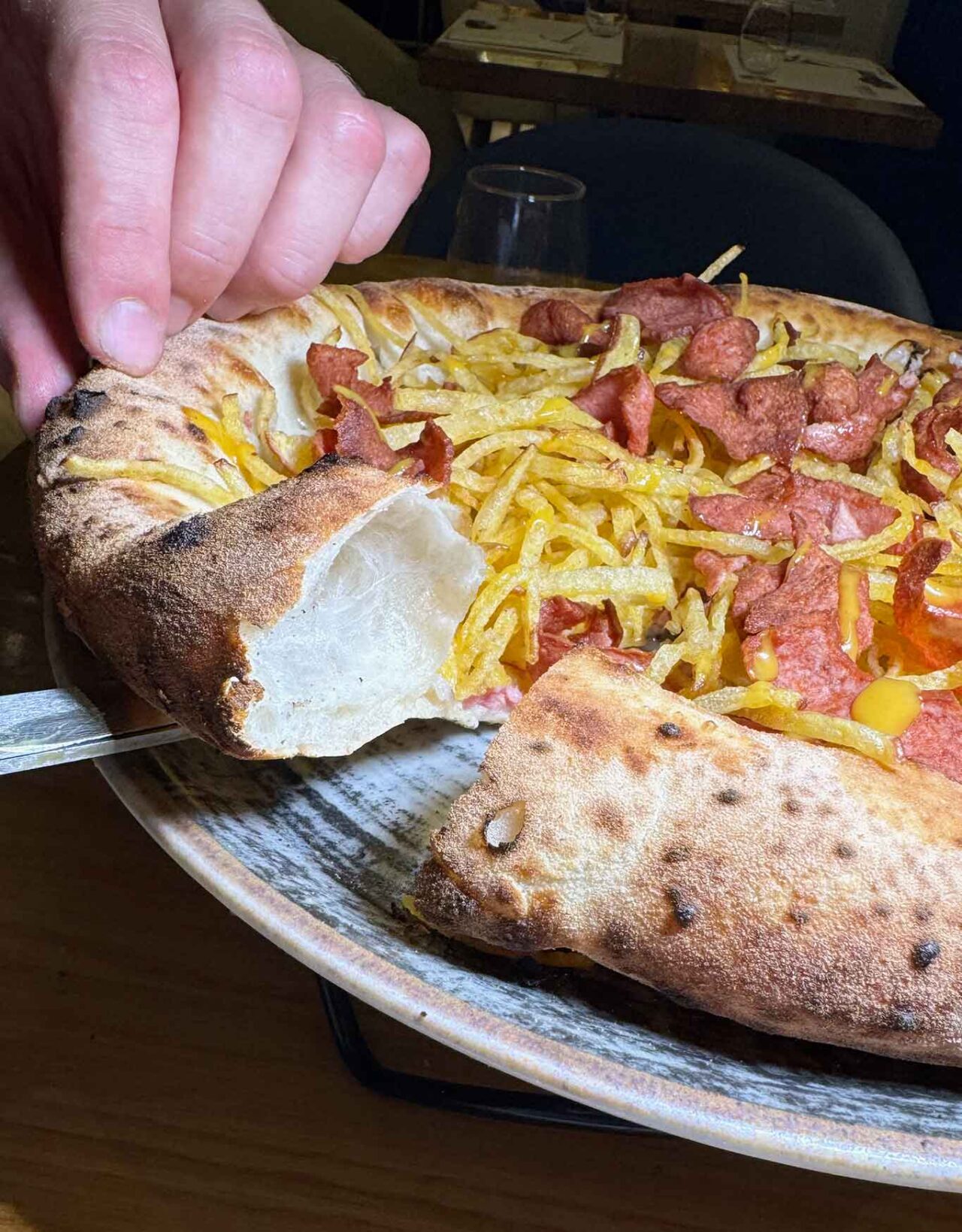 il cornicione della pizza würstel e patatine di Marco D'Elia della pizzeria Gli Esposito a Salerno