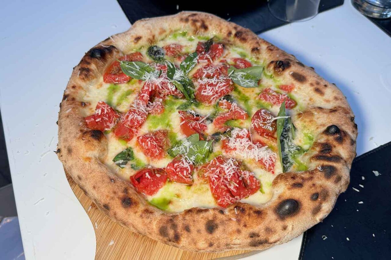 La pizza filetto di pomodoro di Davide Ruotolo della pizzeria Palazzo Petrucci a Napoli