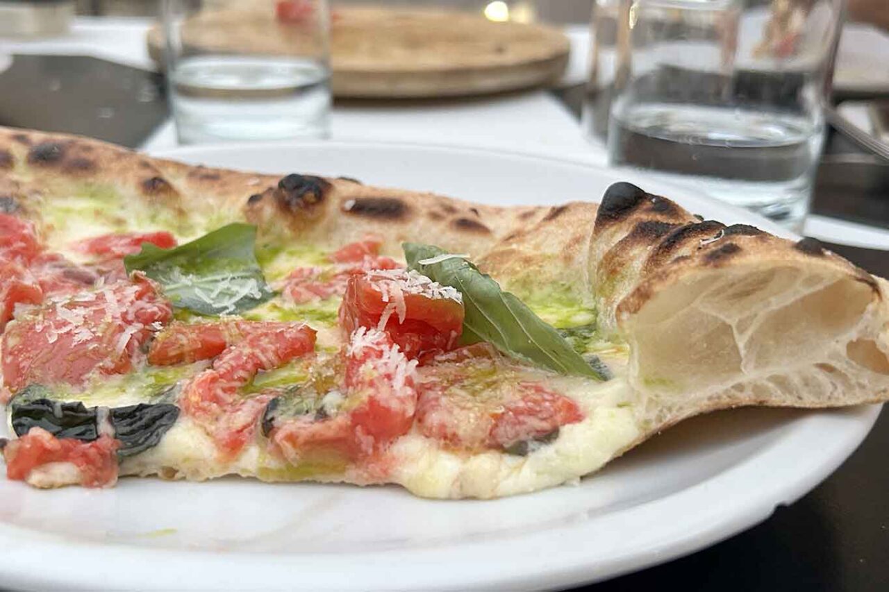 La pizza filetto di pomodoro di Davide Ruotolo della pizzeria Palazzo Petrucci a Napoli