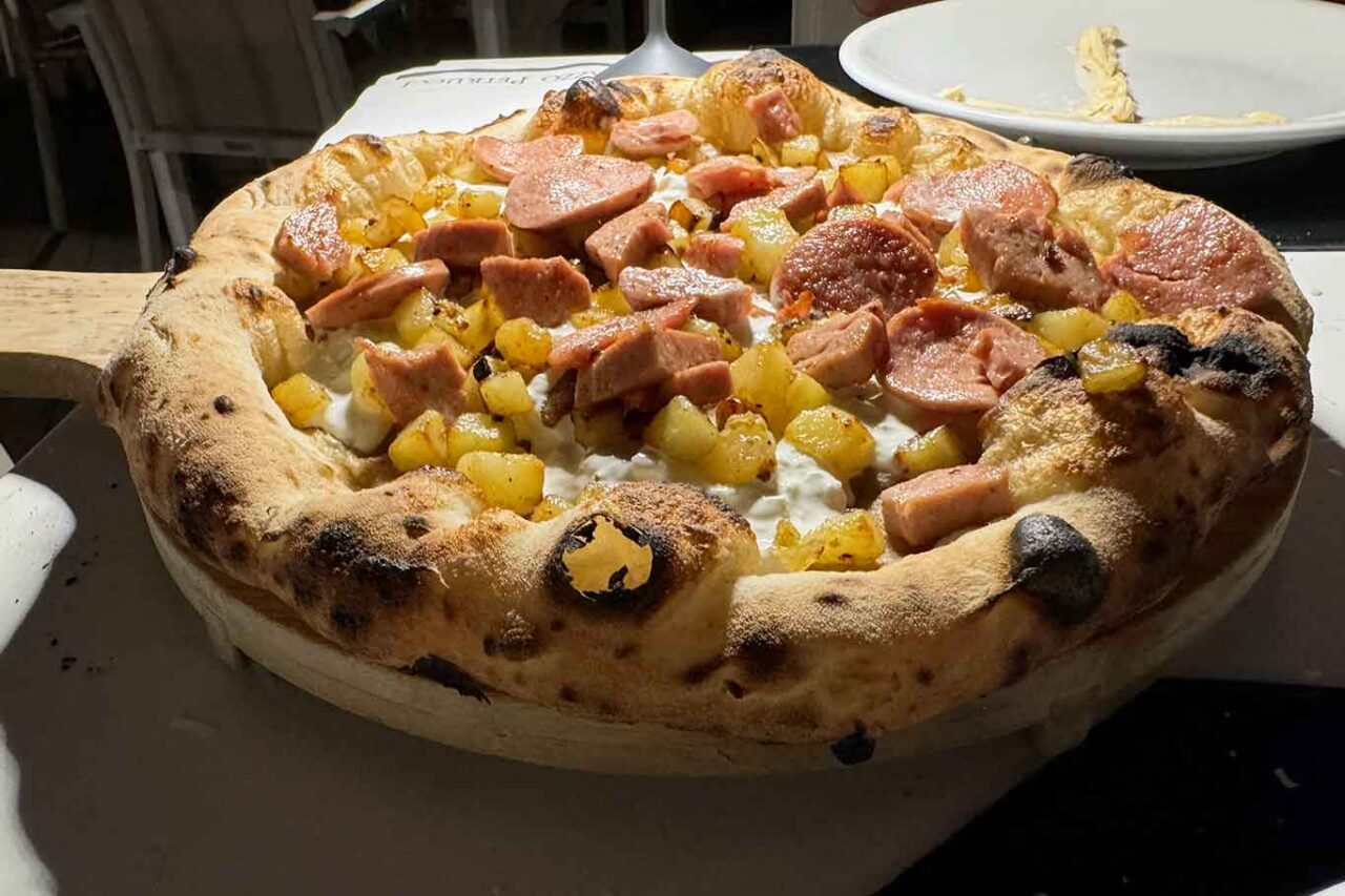 La pizza würstel e patat(in)e di Davide Ruotolo della pizzeria Palazzo Petrucci a Napoli