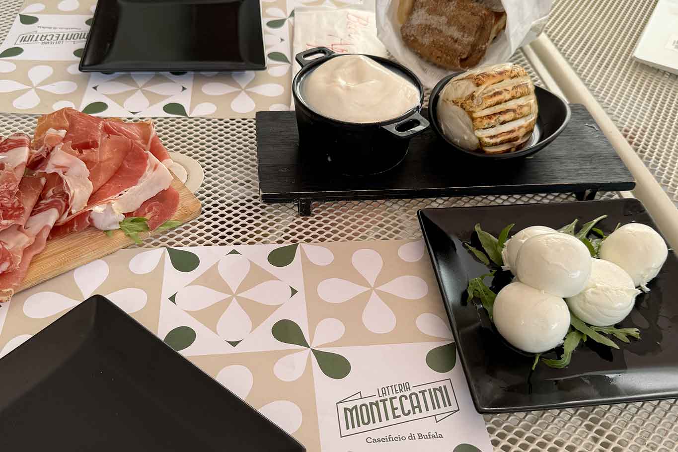 Un caseificio di mozzarella di bufala fa una merenda che levati di torno