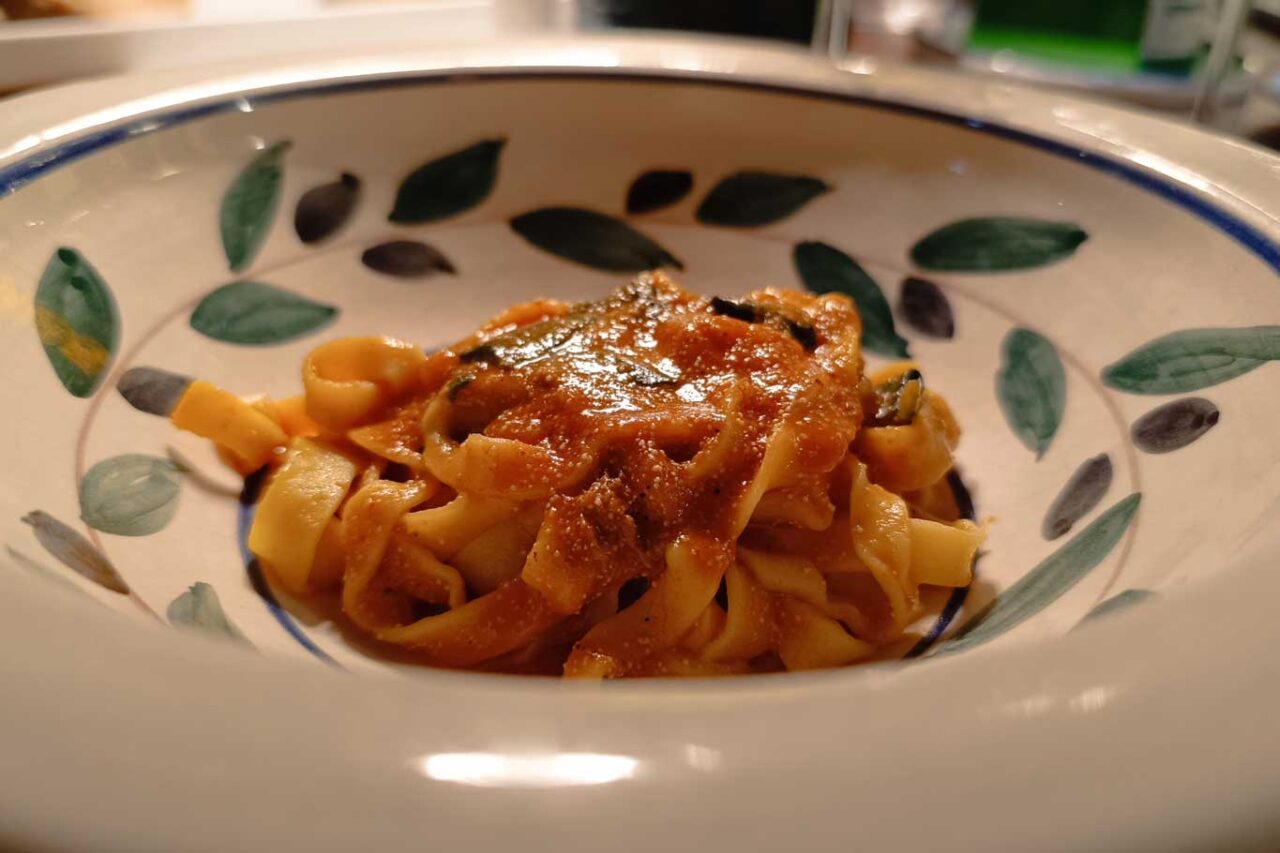 fettuccine con triglia e uova di ombrina al ristorante Acciuga a Roma