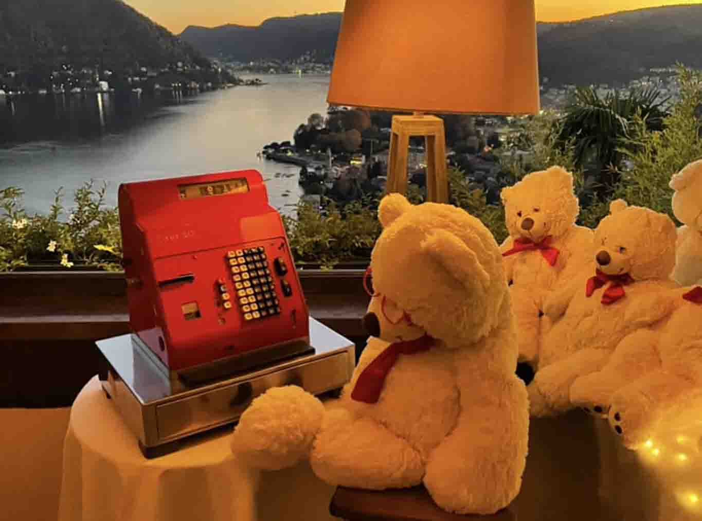 Il ristorante Il Gatto Nero sul Lago di Como fa pagare 15 € il coperto