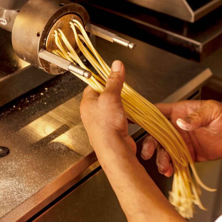 Una bottega a Milano vende e cucina pasta fresca a pranzo e cena