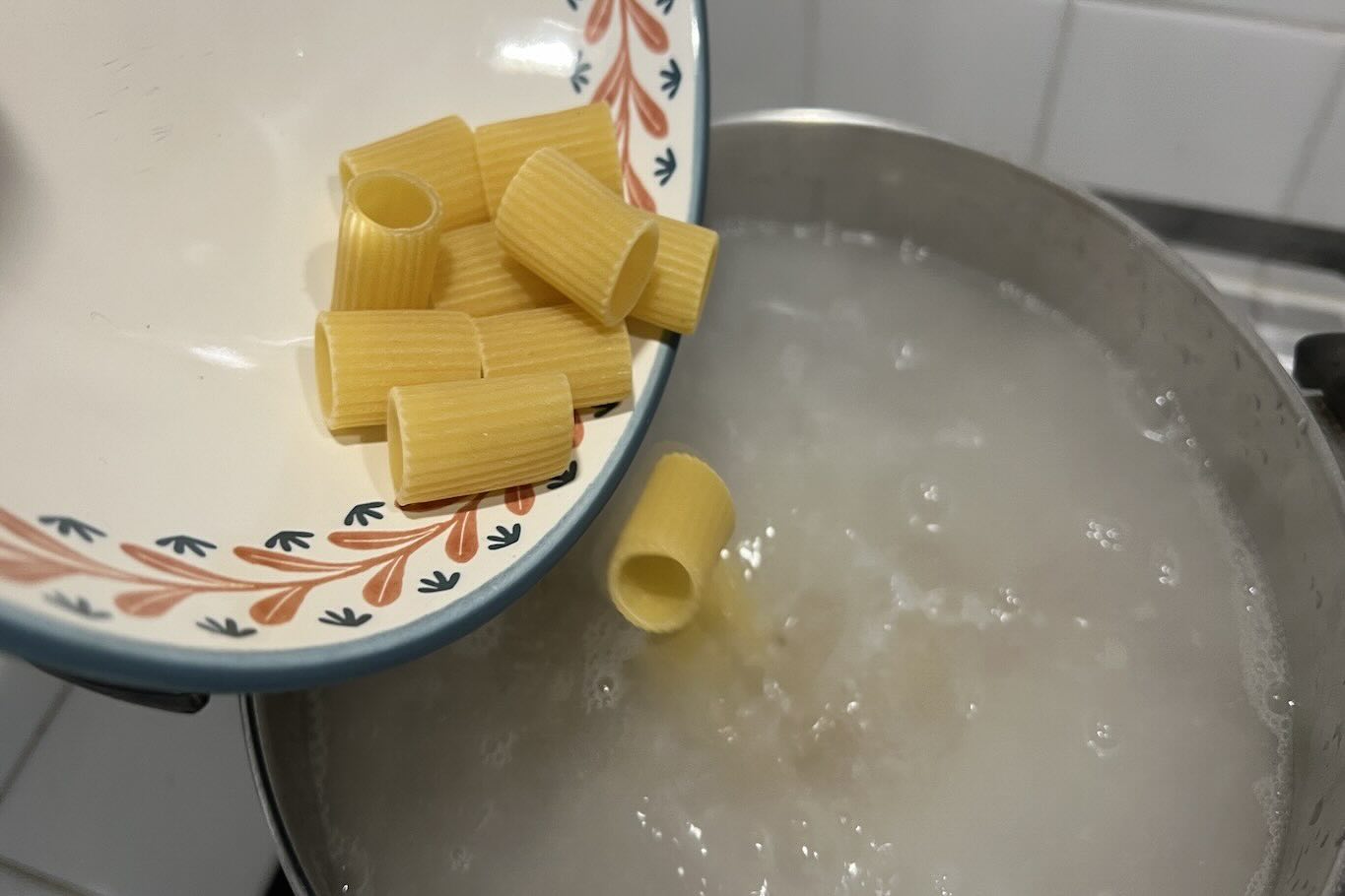 Mettete a bollire l’acqua, salatela non eccessivamente e quando bolle buttate la pasta, in questo caso le mezze maniche.