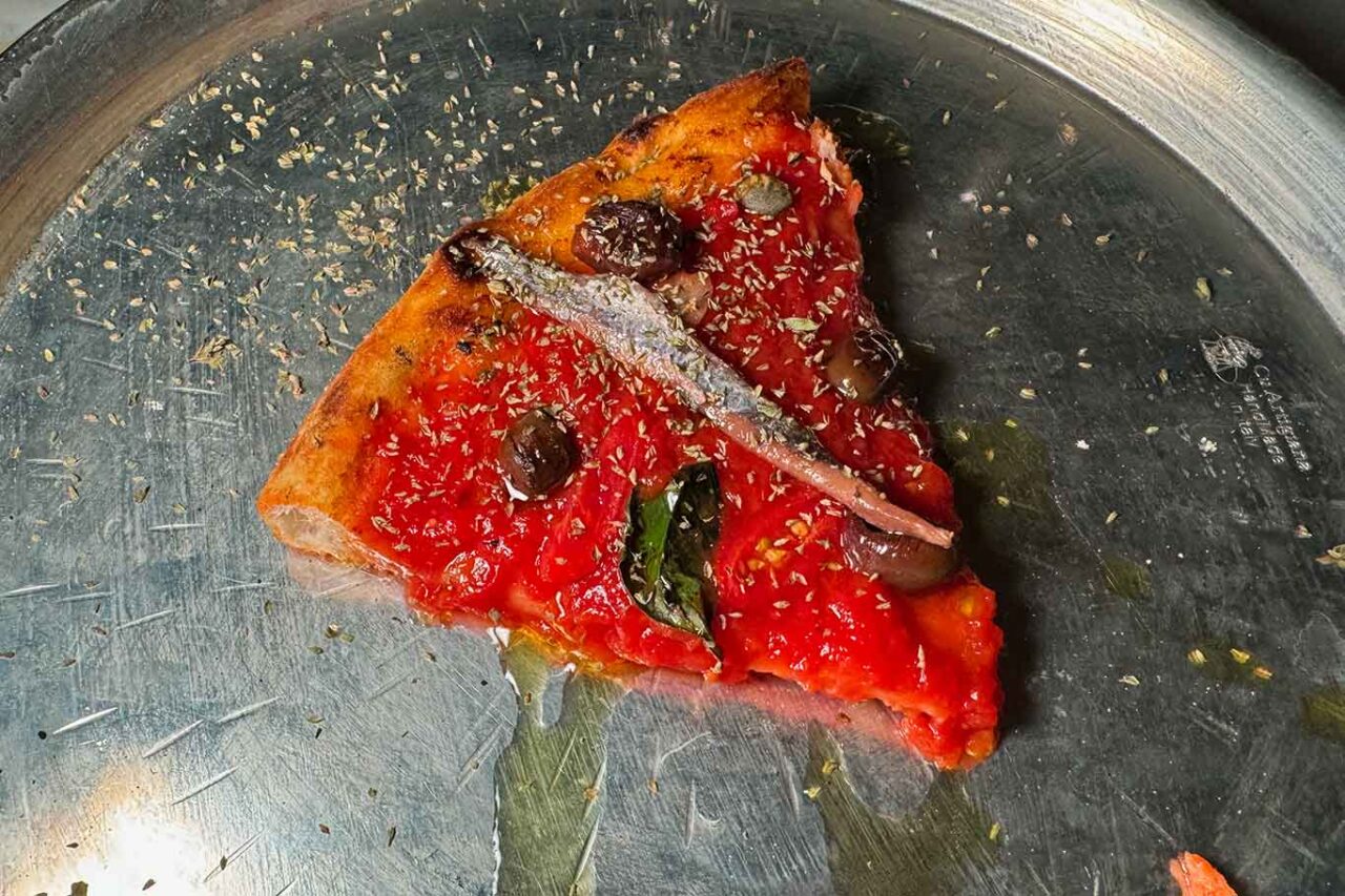 la pizza nel ruoto della pizzeria Concettina ai Tre Santi a Capri