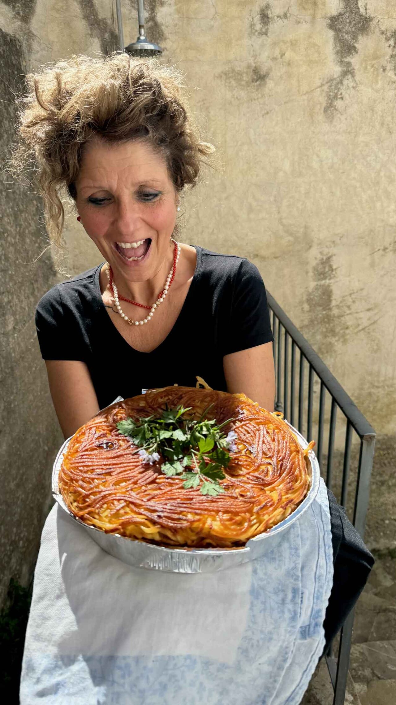 Marta di Filippo con la frittata di pasta senza uova e con le alici del Cilento