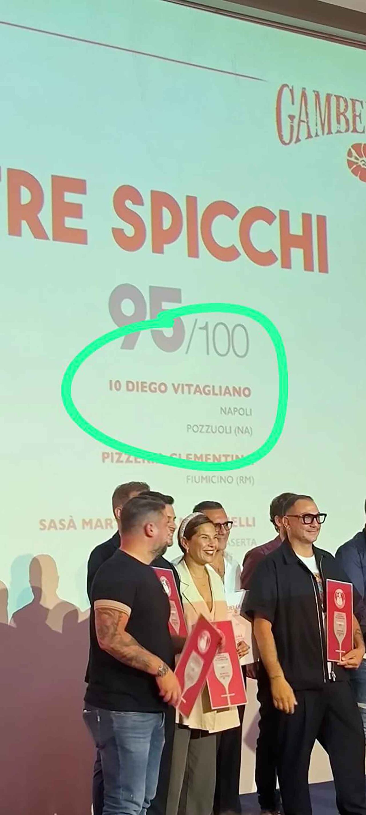 tre spicchi a Diego Vitagliano alla presentazione della Guida Pizzeria Gambero Rosso 2025