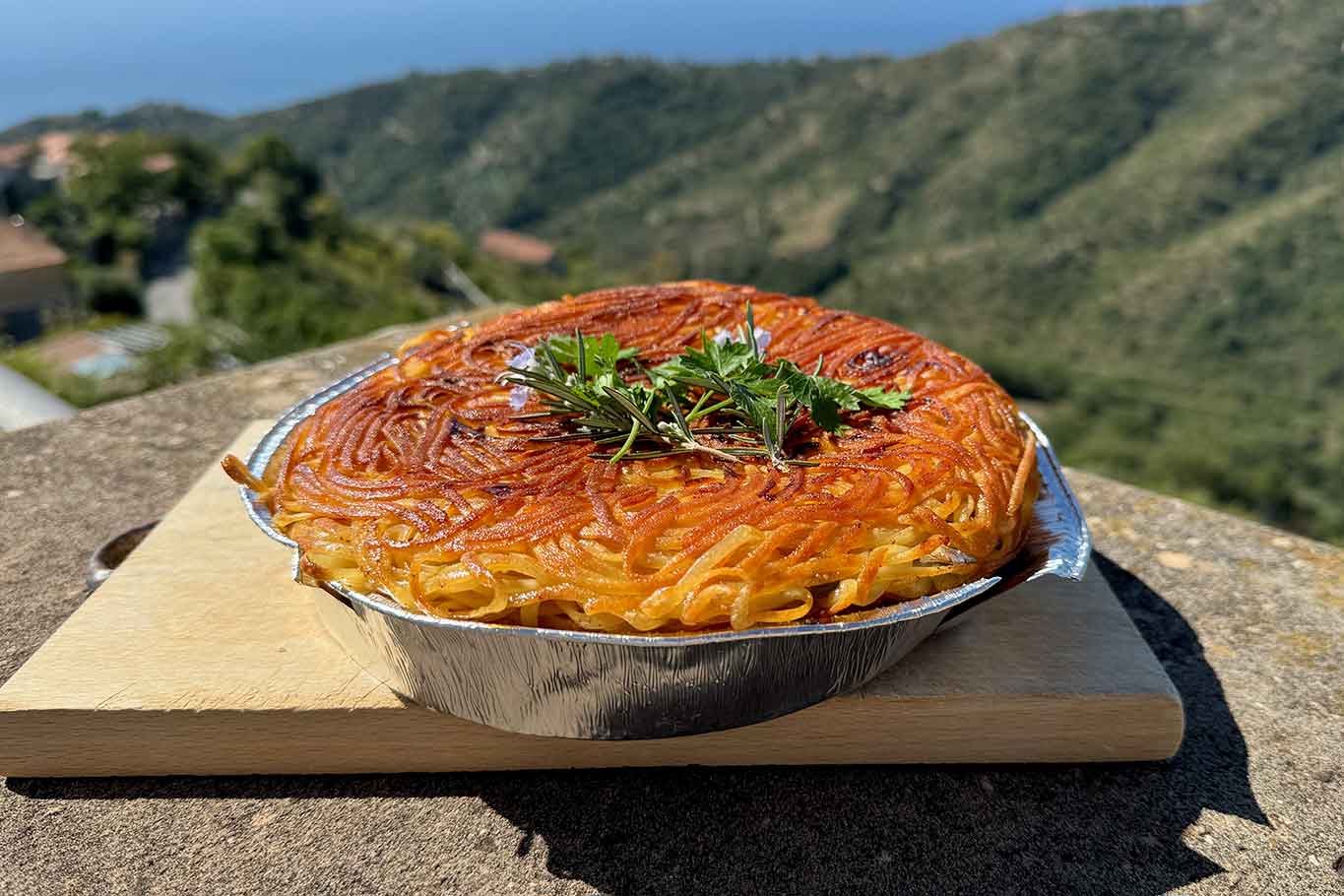 Frittata di pasta senza uova e con le alici, ricetta antica del Cilento