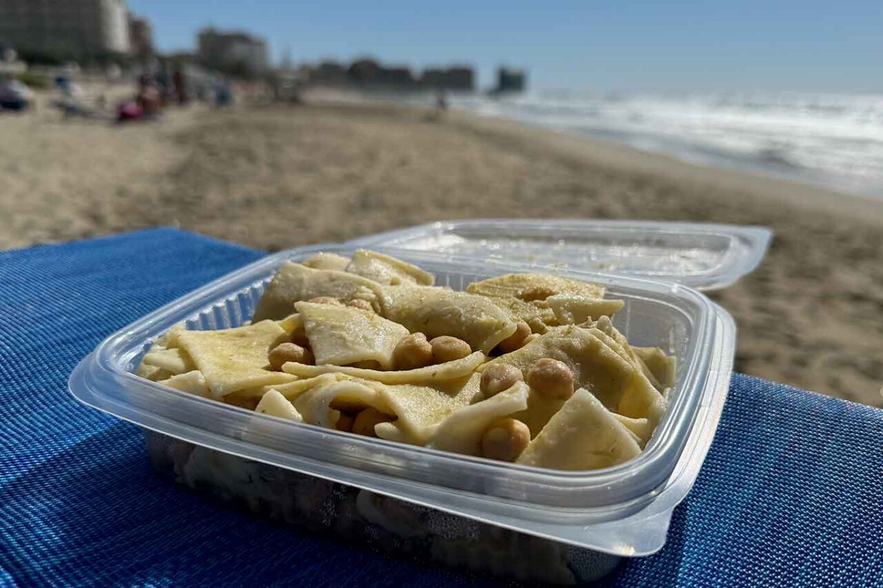 lagane e ceci sulla spiaggia di Acciaroli